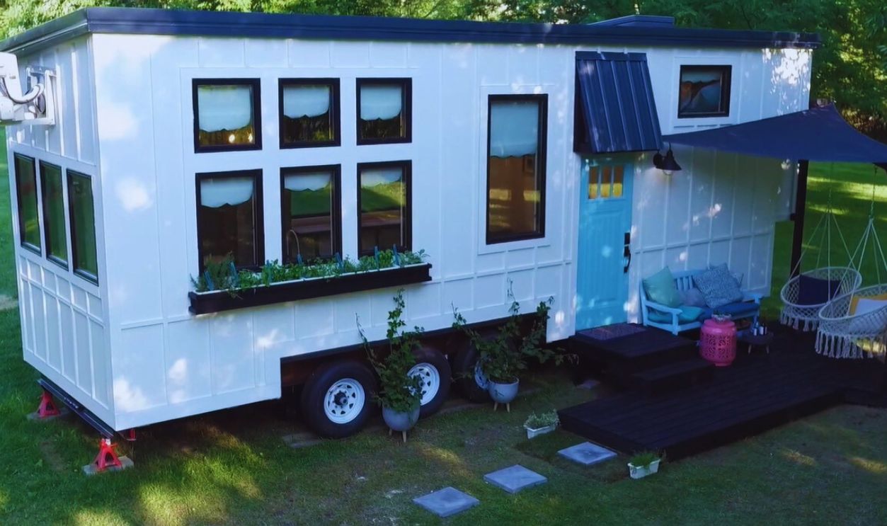 Screenshot from Tiny House Nation (2014–2019)