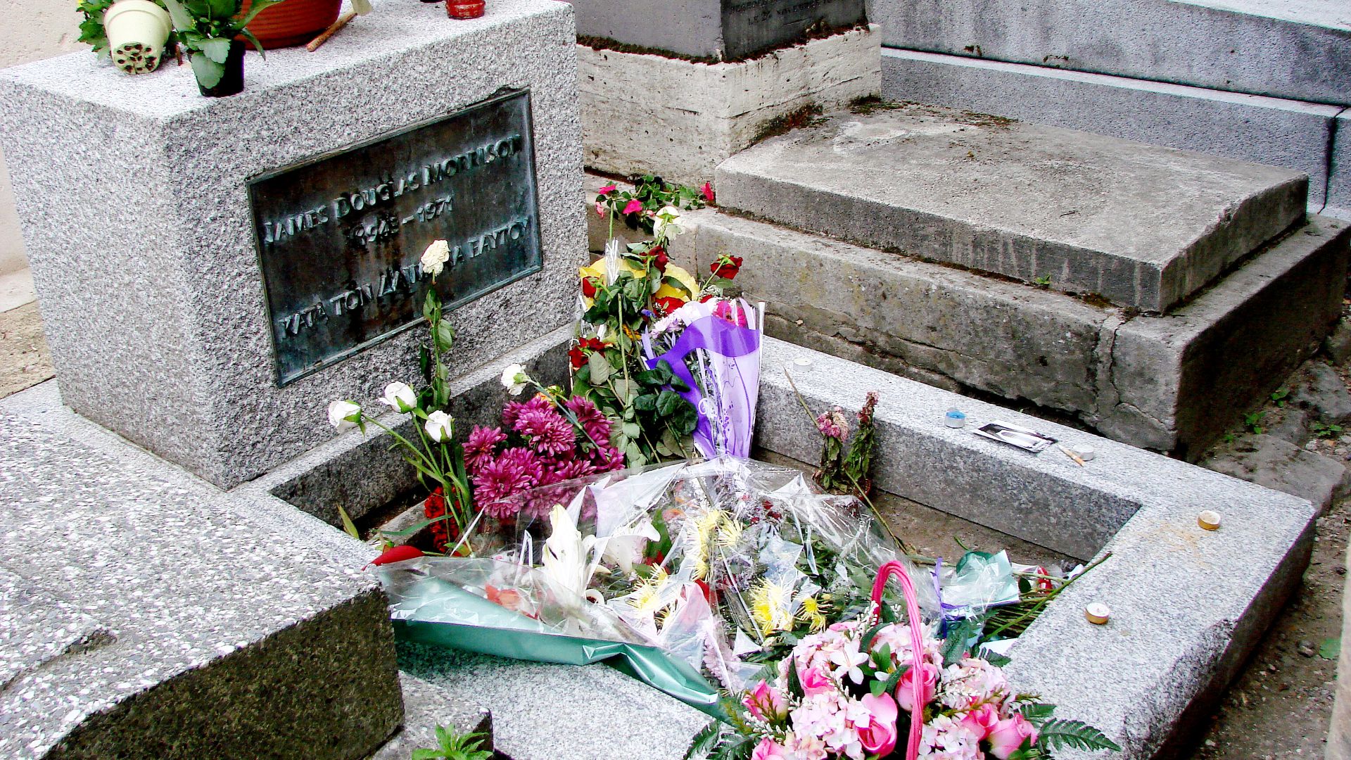 File:Grób Jima Morrisona na cmentarzu Père Lachaise w Paryżu.jpg