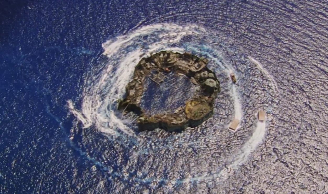 Screenshot from Waterworld (1995)