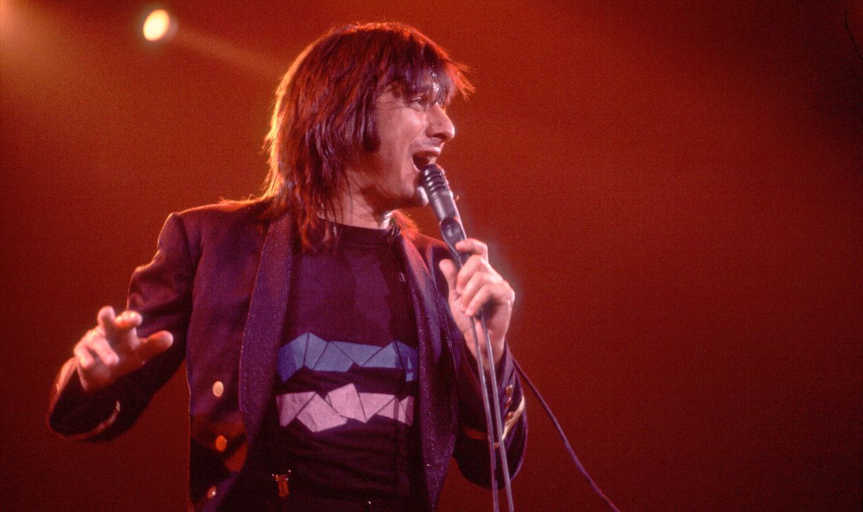 Lead singer Steve Perry of rock band Journey performs at the Rosemont Horizon in Rosemont, Illinois, June 10, 1983. 