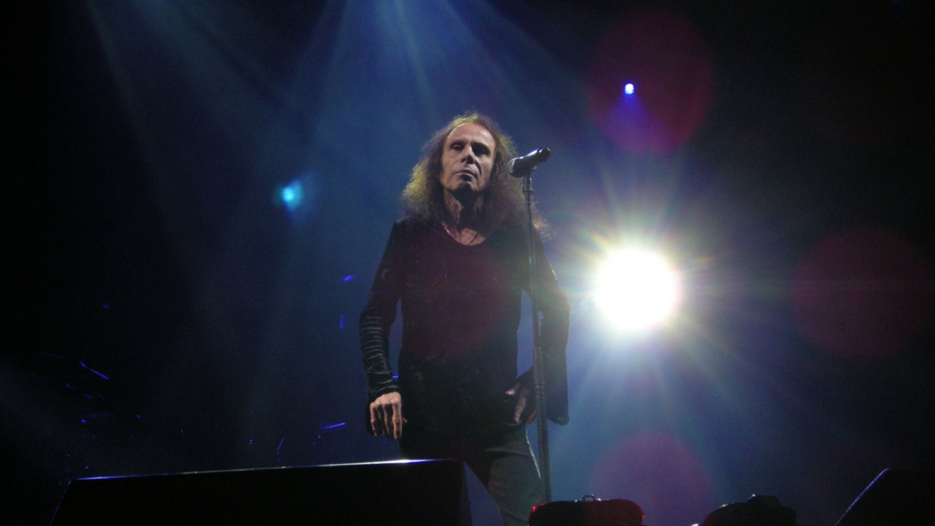 File:Ronnie James Dio in Concert.jpg