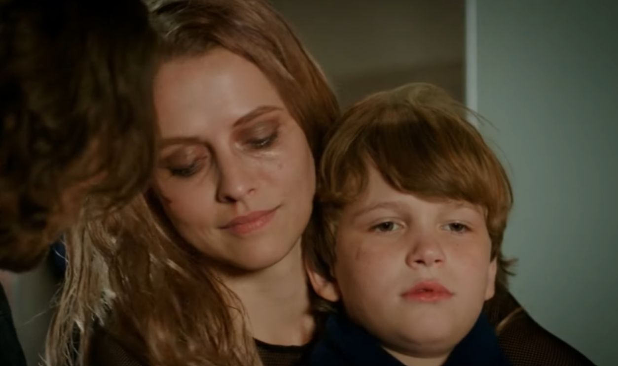 Screenshot from Lights Out (2016)