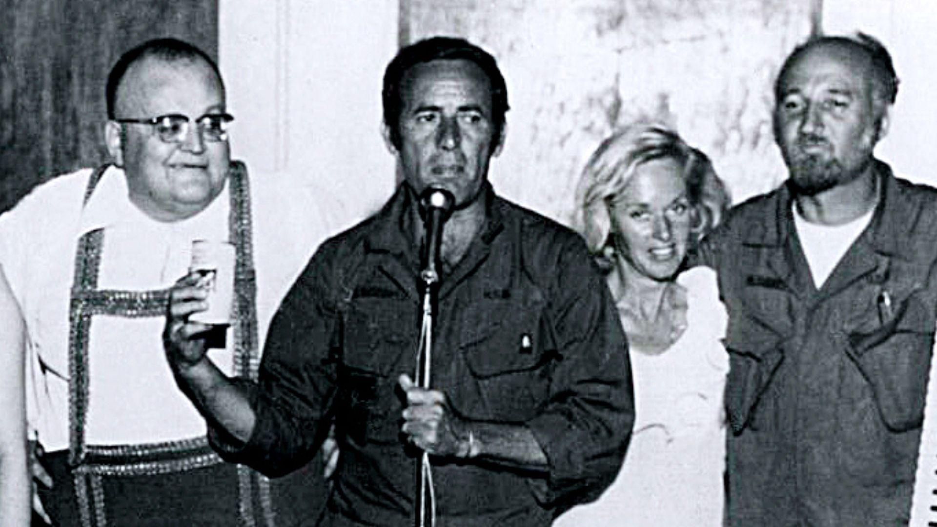 File:USO Vietnam 1968 Troop - Jennie Frankel, Tony Diamond, Sara Sue, Sig Sakowitz, Joey Bishop, Tippi Hedren, Mel Bishop, Jennie Frankel.jpg