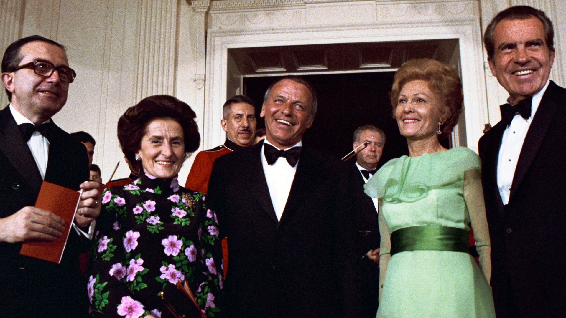 File:Frank Sinatra Standing with President Richard Nixon, Pat Nixon, and President of the Council of Ministers of the Italian Republic Giulio Andreotti.jpg