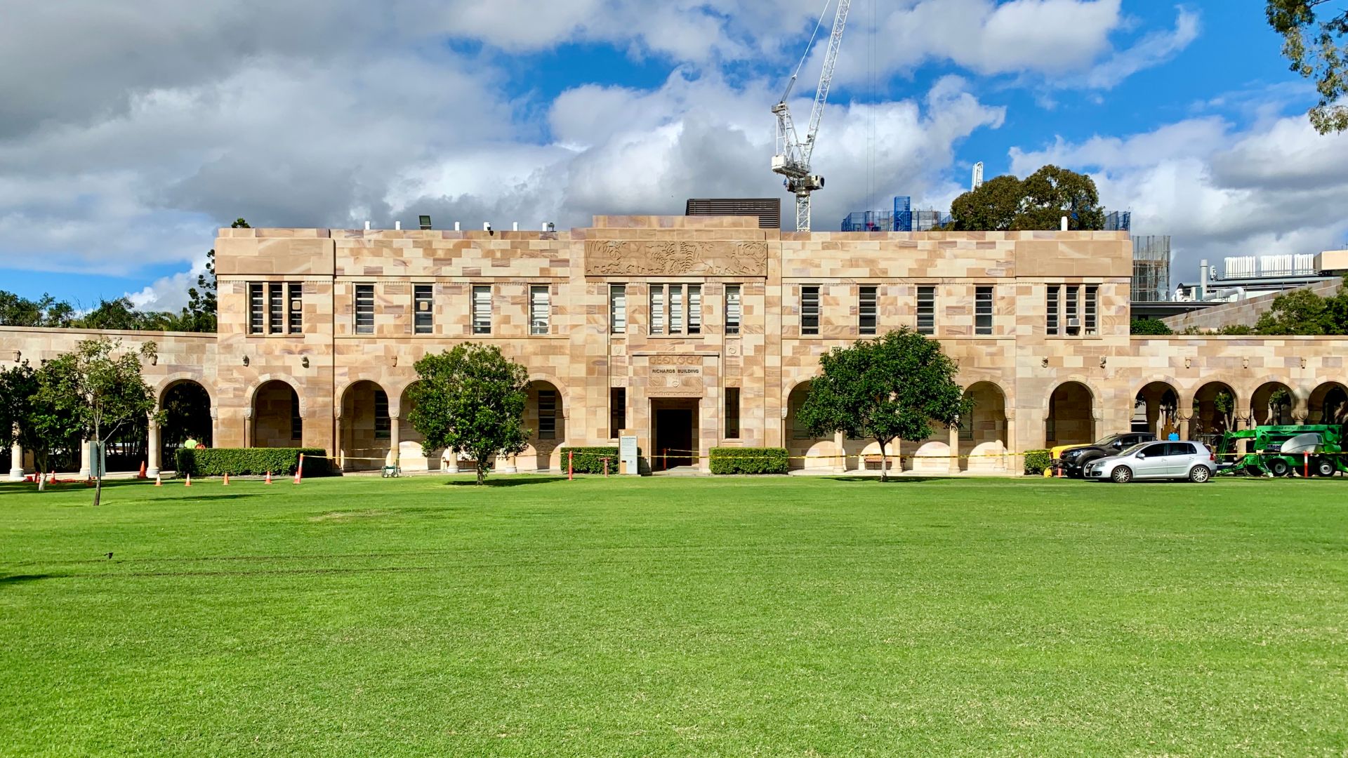 File:Richards Building surrounding the Great Court, University of Queensland.jpg