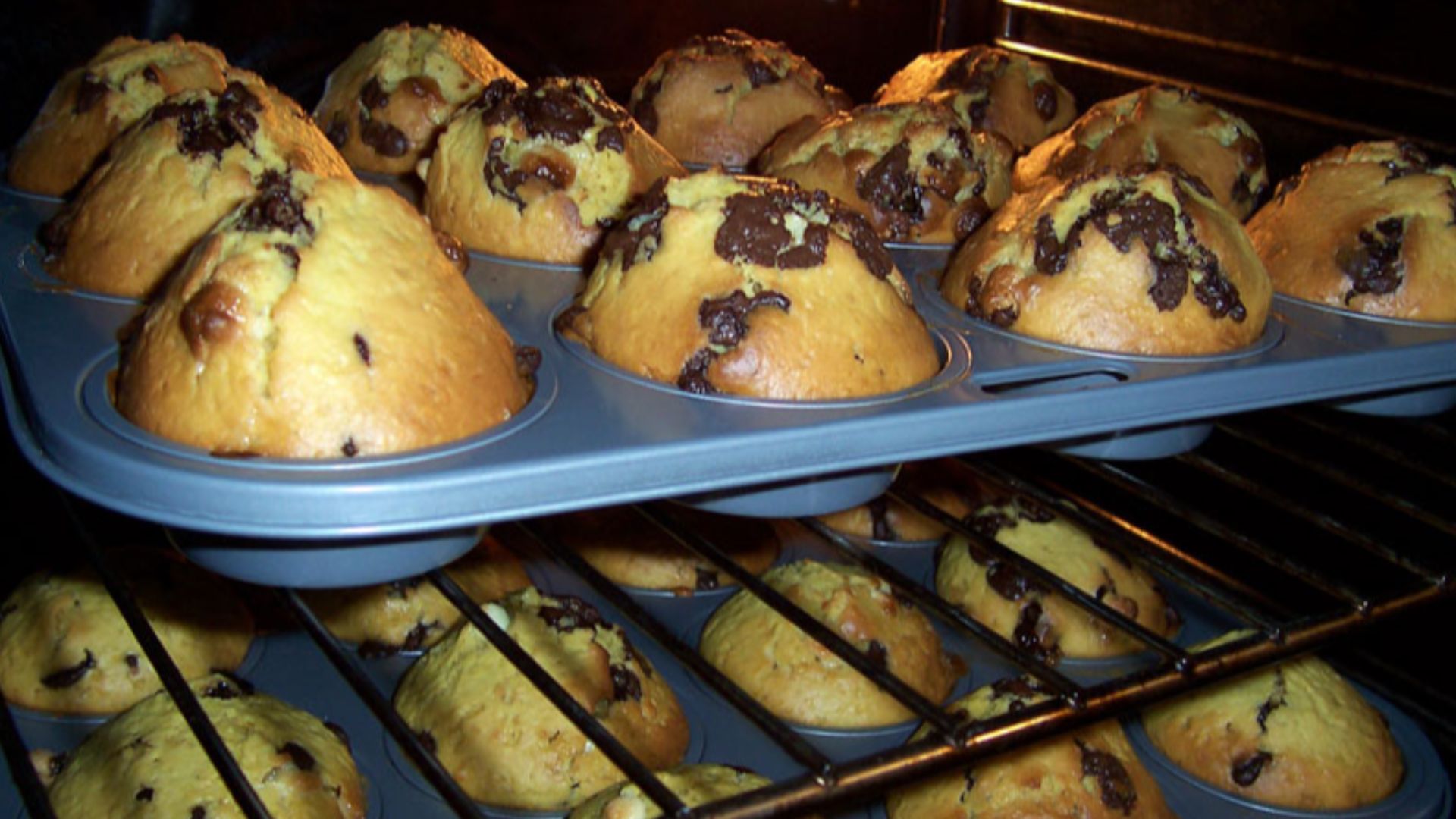 File:Muffins in oven.jpg
