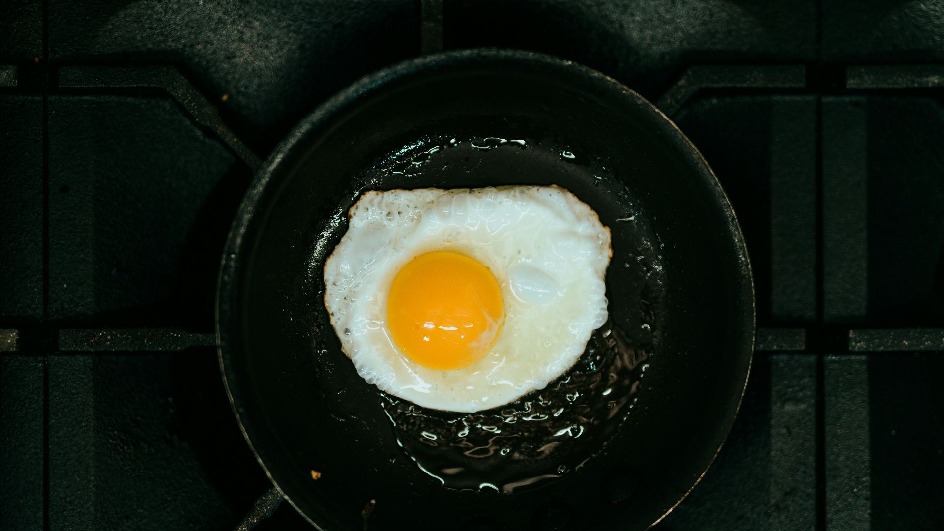 sunny side up egg on black frying pan