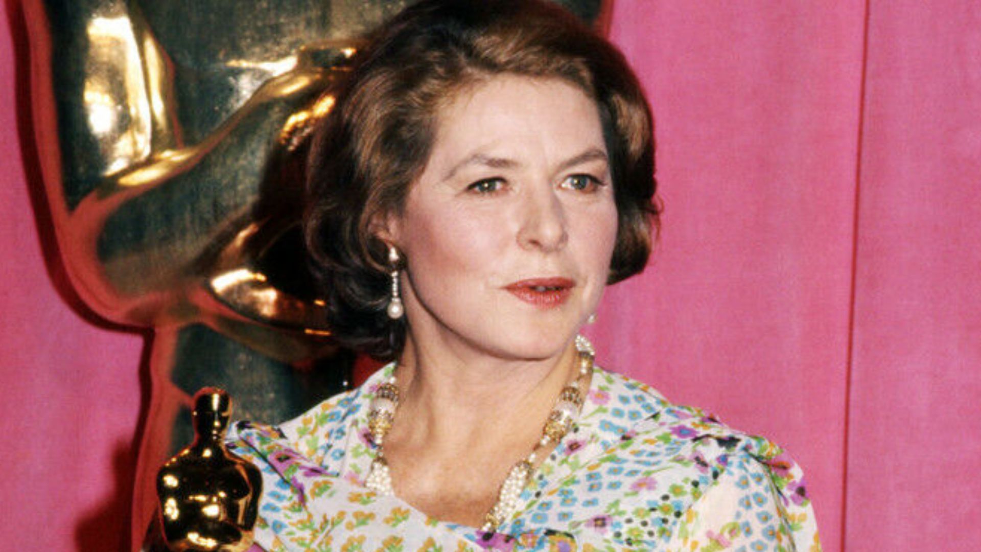 File:Ingrid Bergman Holding Oscar.jpg