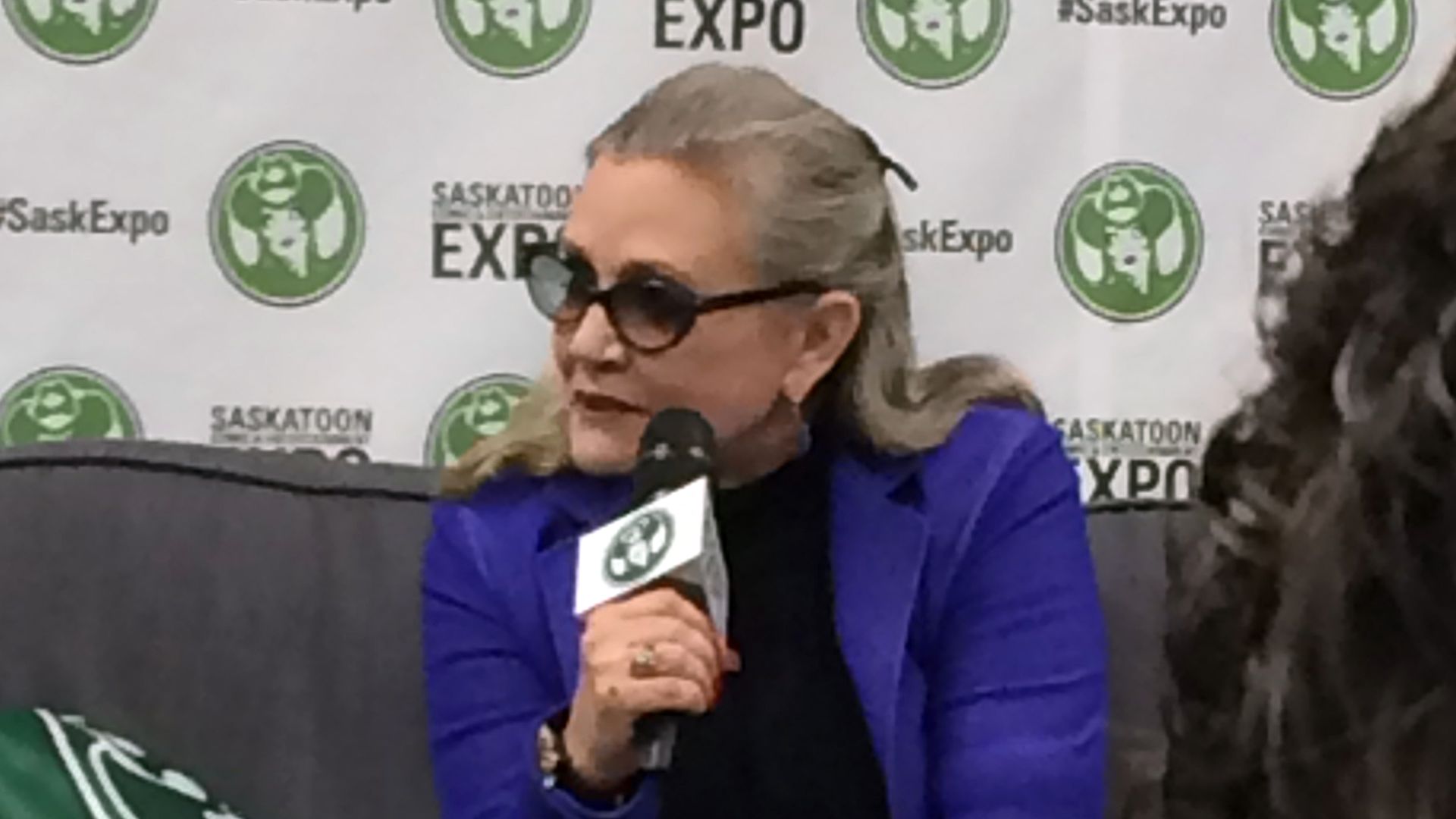 File:Carrie Fisher (32051676813).jpg