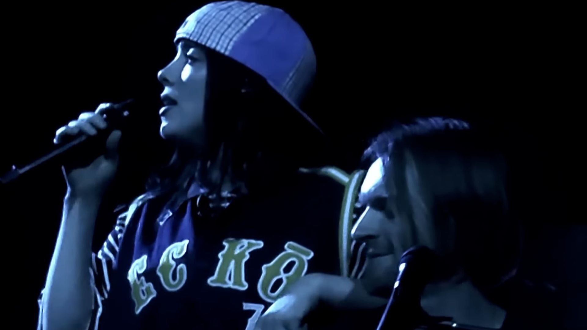 File:Billie Eilish peforms