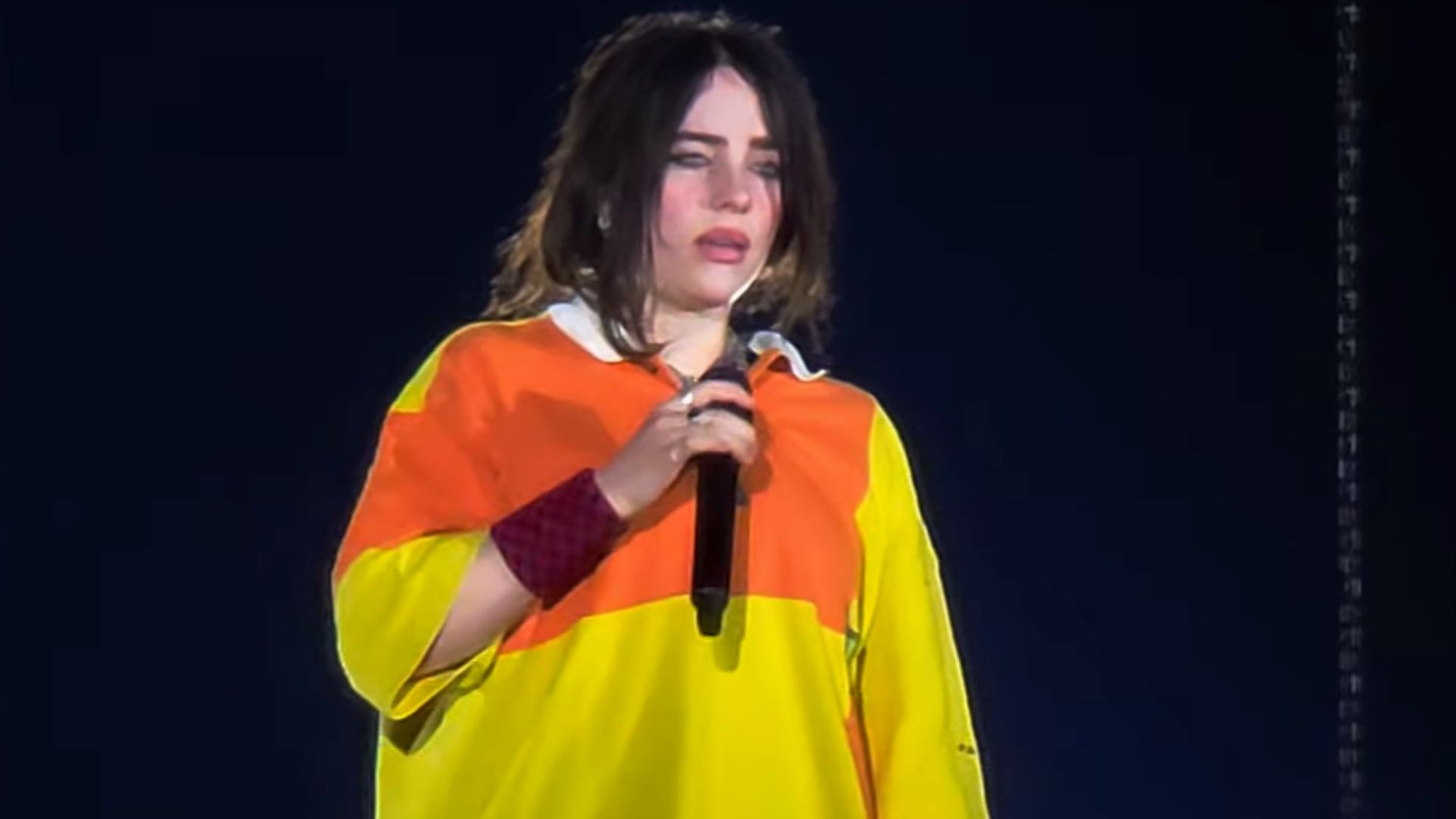 File:Billie Eilish peforms