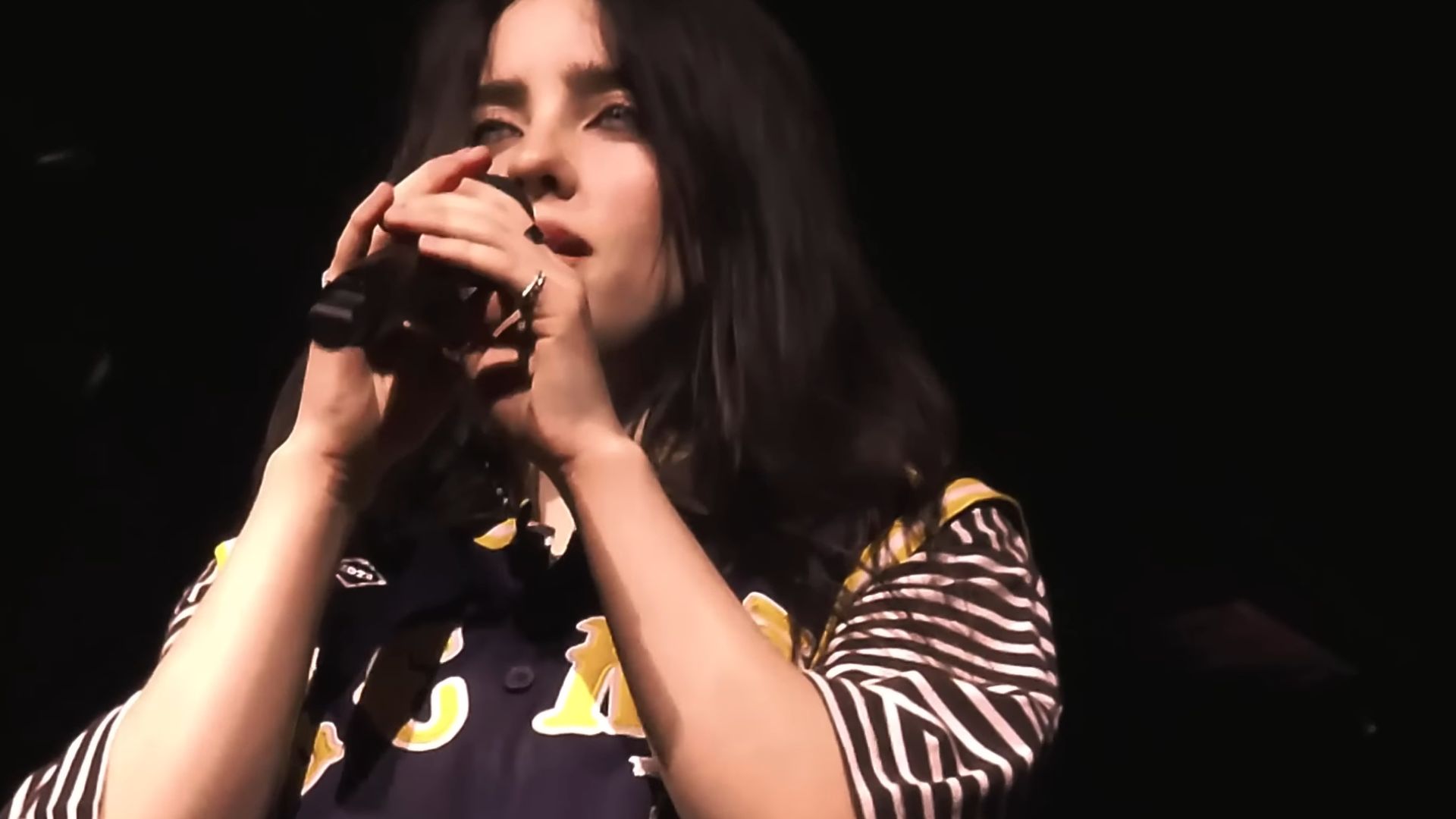 File:Billie Eilish peforms