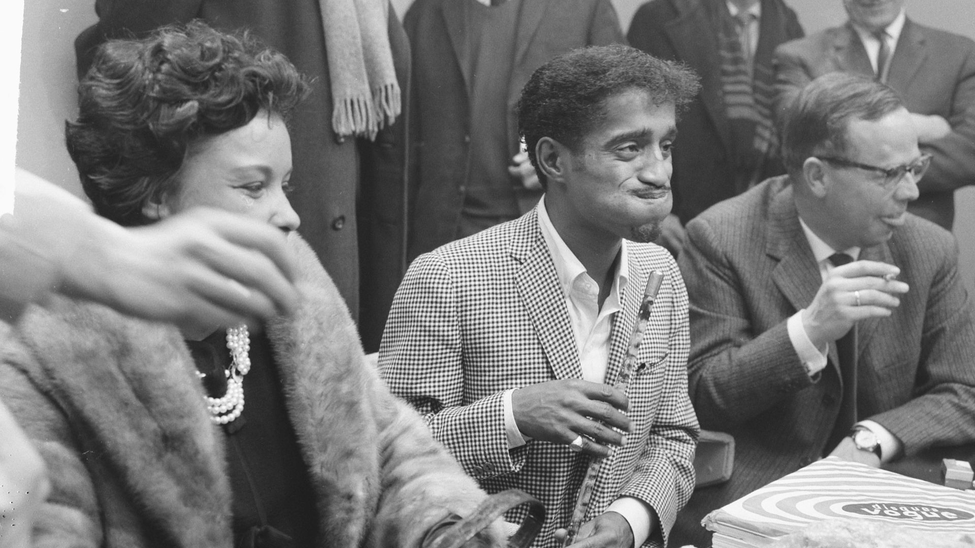 File:Sammy Davis jr in Nederland, tijdens persconferentie op Schiphol, Sammy Davis, Bestanddeelnr 916-1966.jpg