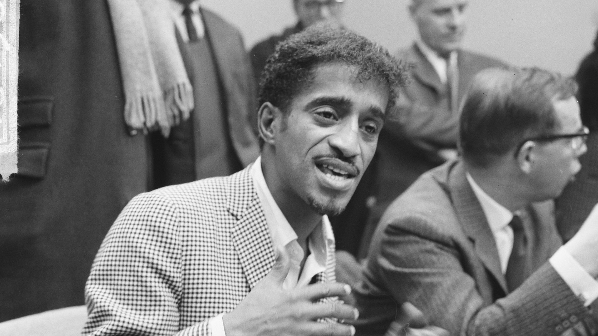 File:Sammy Davis jr in Nederland, tijdens persconferentie op Schiphol, Sammy Davis , , Bestanddeelnr 916-1967.jpg