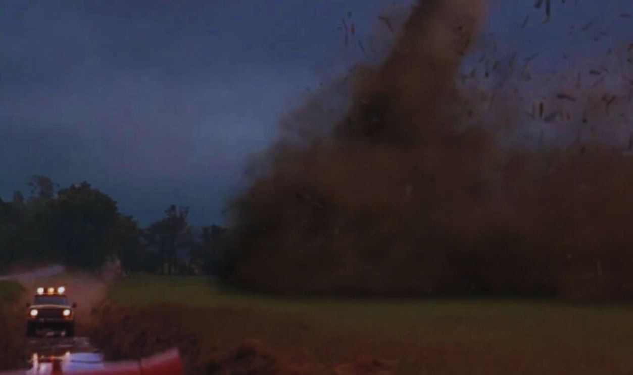 Screenshot from Twister (1996)Screenshot from Twister (1996)