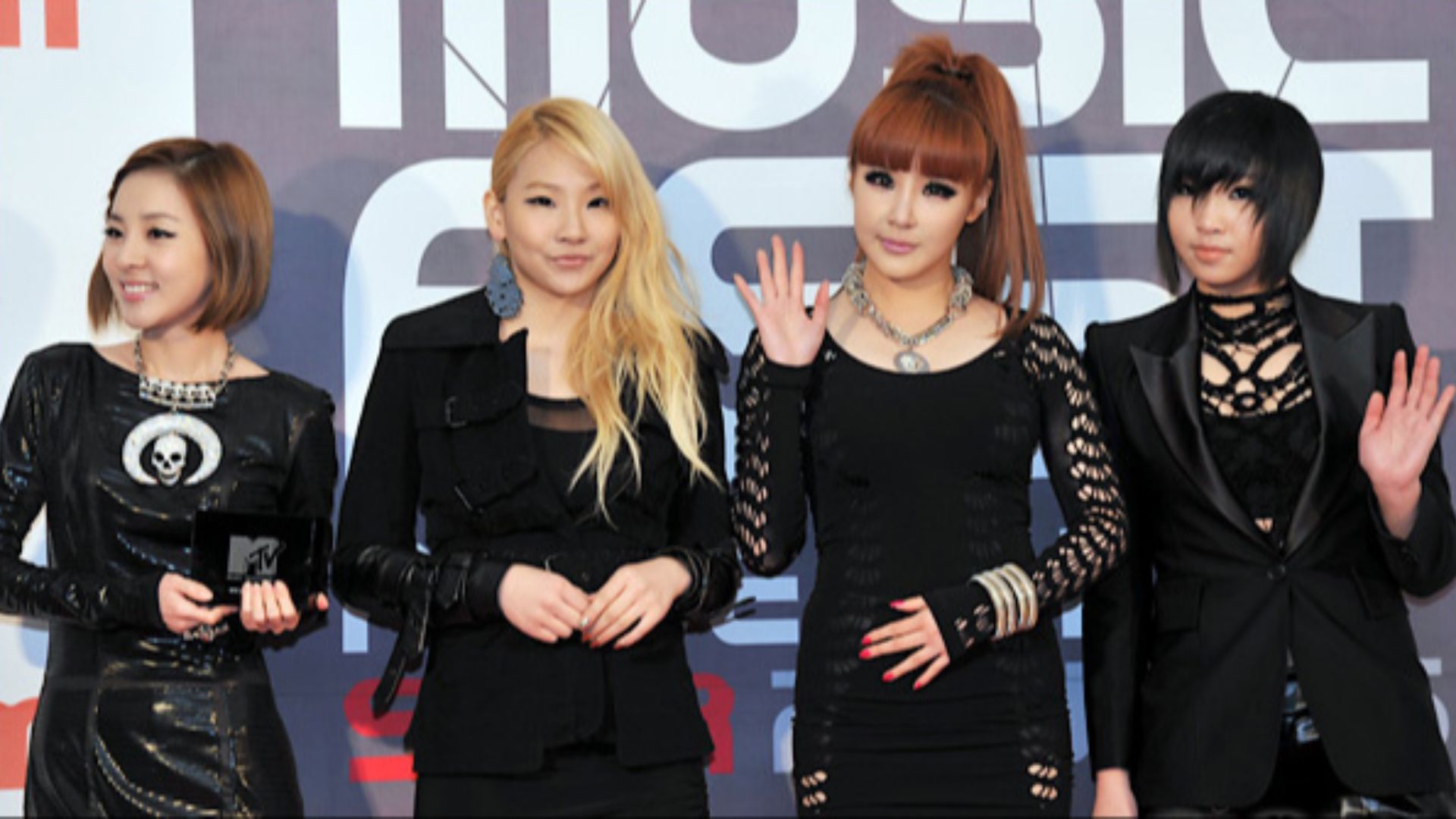 File:2NE1 from acrofan 2.jpg