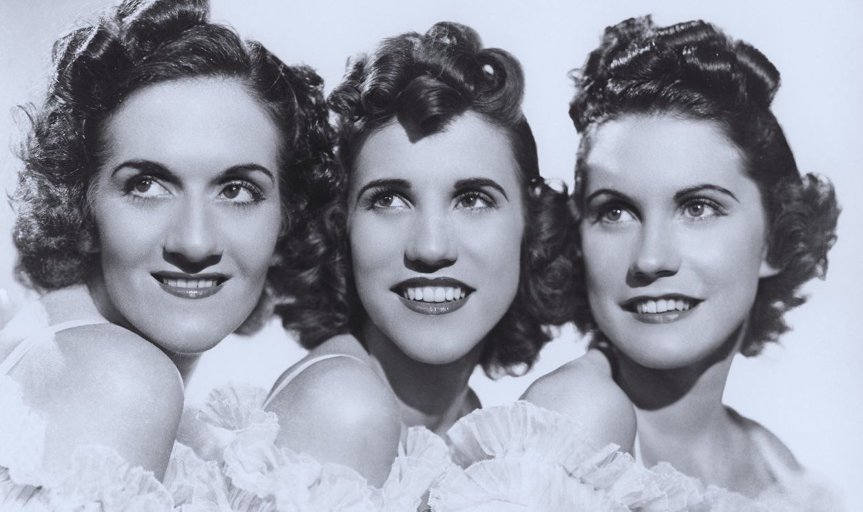Gettyimages - 73988152, Andrews Sisters Portrait Session NEW YORK - CIRCA 1938: Singing group The Andrews Sisters (l-R LaVerne Andrews and Patty Andrews, front Maxine Andrews) pose for a portrait circa 1938 in New York City, New York.