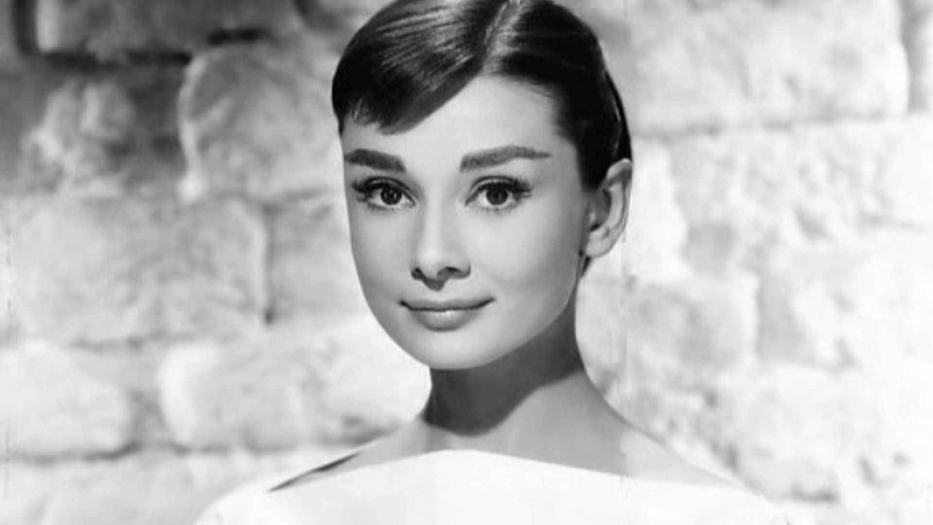 File:Audrey Hepburn 1956 (2).jpg