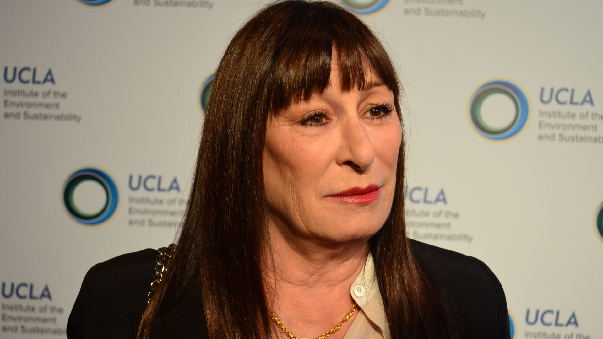 File:Anjelica Huston March 21, 2014.jpg