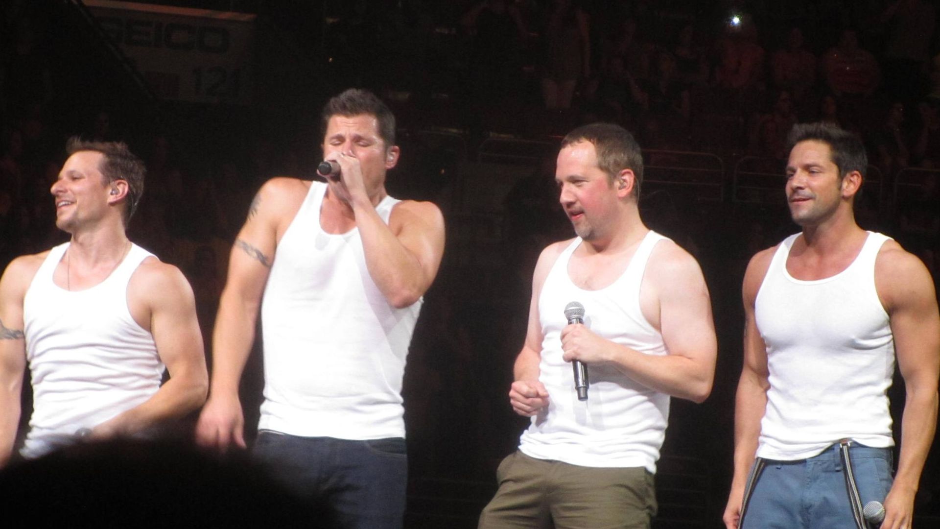 File:98 Degrees Package Tour 2013-2.jpg
