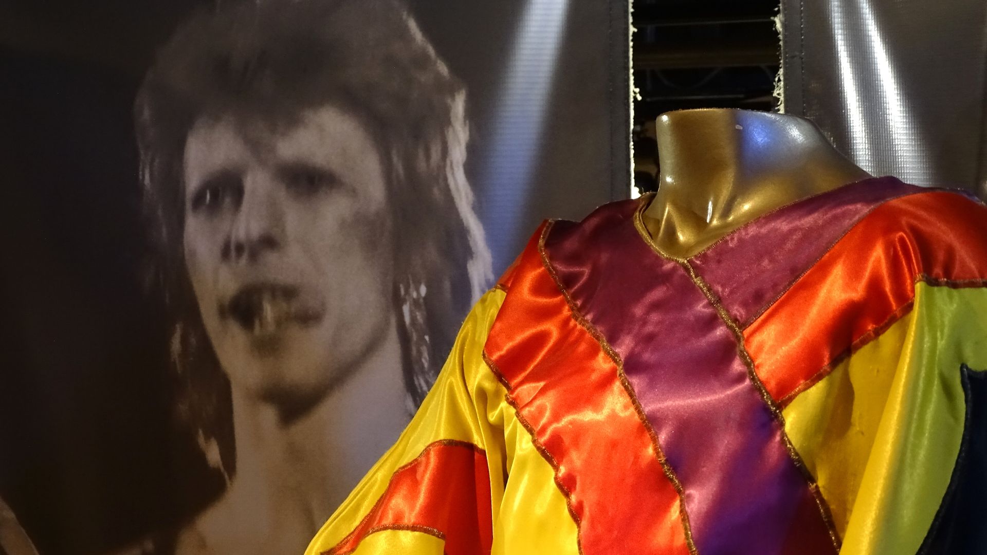 File:David Bowie - Ziggy Stardust Tour Outfit 1972 - Rock & Roll Hall of Fame and Museum, Cleveland (by Adam Jones).jpg