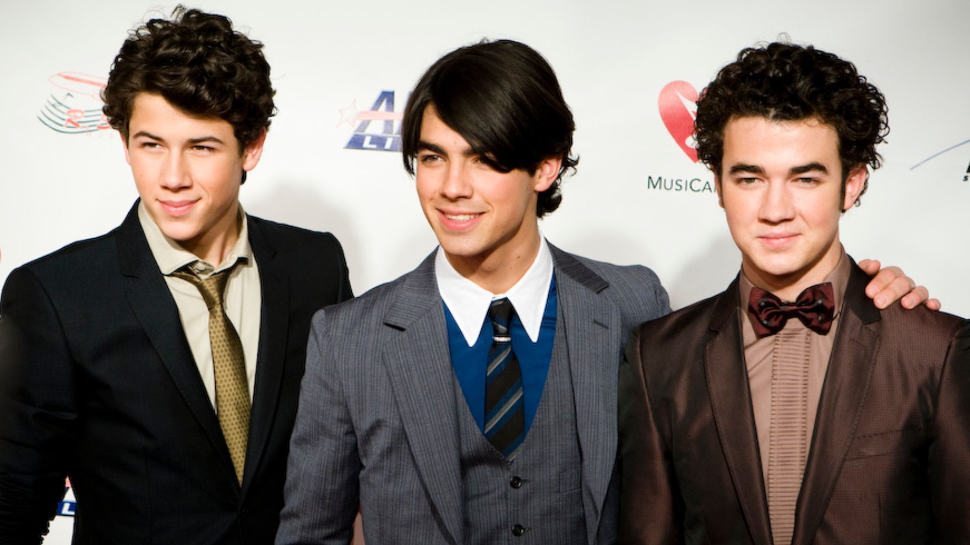 File:Jonas Brothers 2009.jpg
