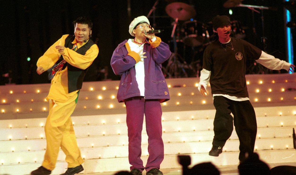 Gettyimages - 1366555884, Seo Taiji And Boys at 8th Golden Disk Awards In 1993 SEOUL, SOUTH KOREA - JANUARY 1: Seo Taiji and Boys perform at the 8th Golden Disk Awards (Korea Visual and Records Grand Prize Award) on unspecified date in 1993 in Seoul, South Korea.