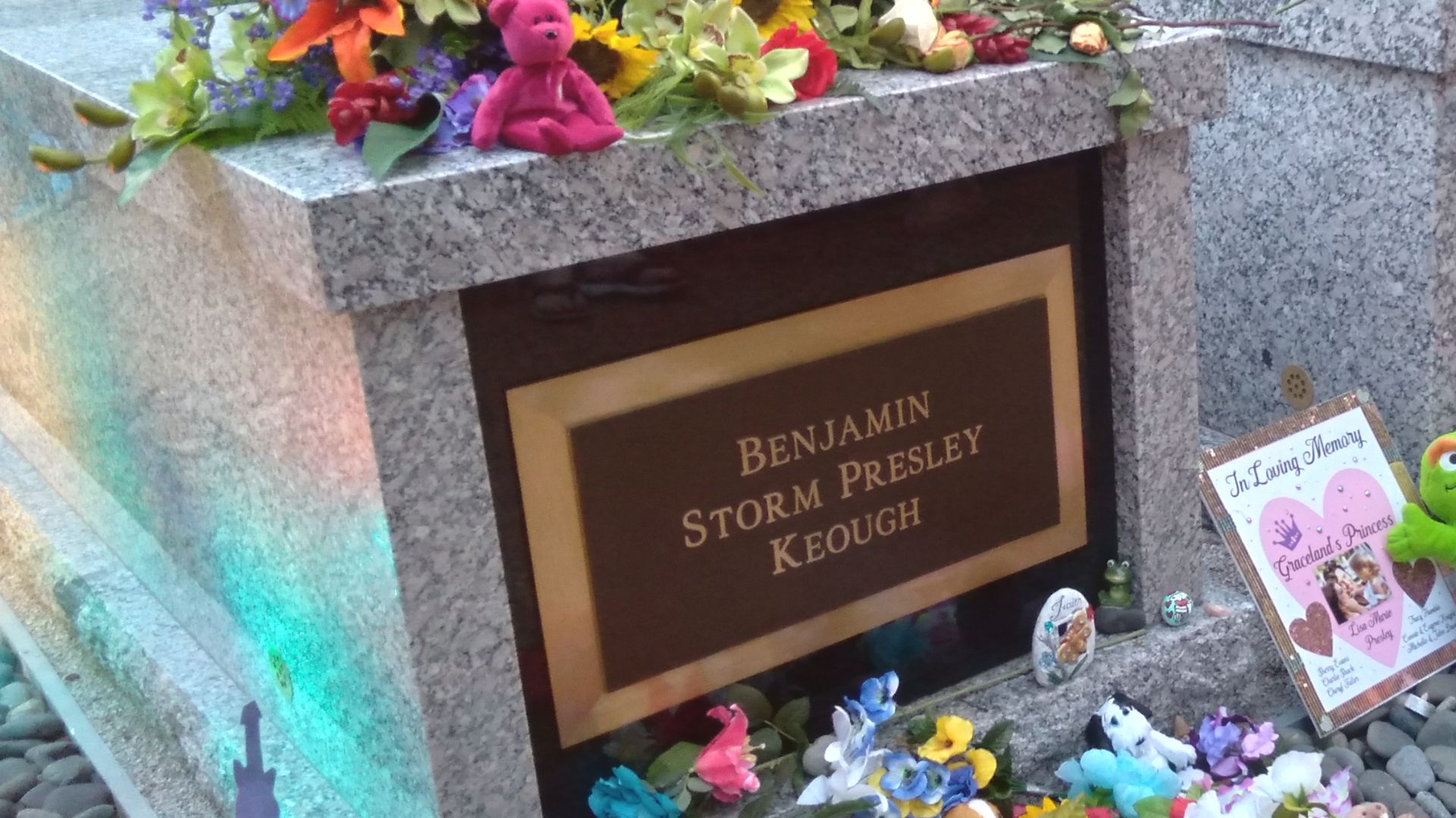 File:Lisa Marie Presley and Ben Keough Graves.jpg