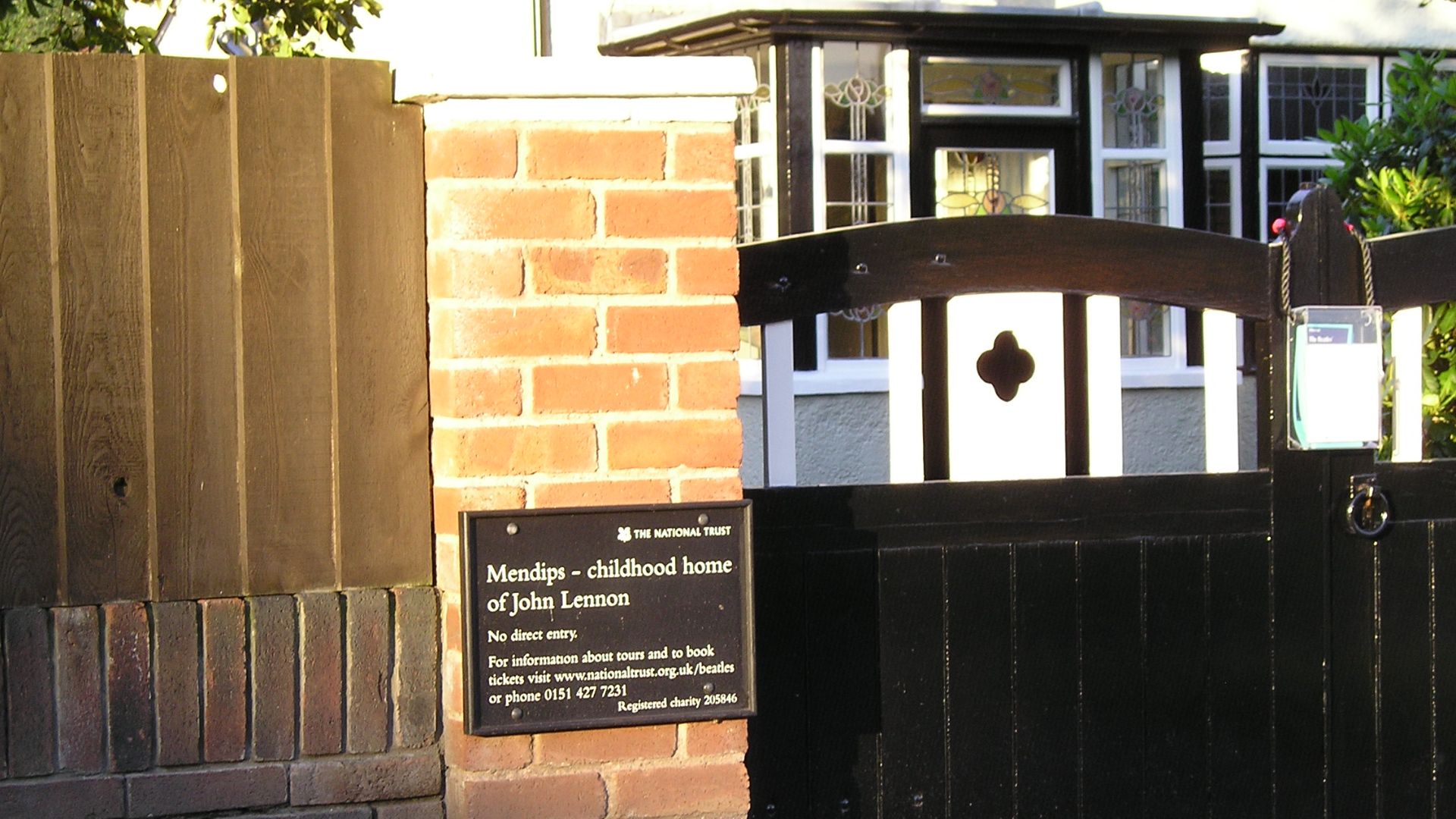 File:Mendips - childhood home of John Lennon.jpg