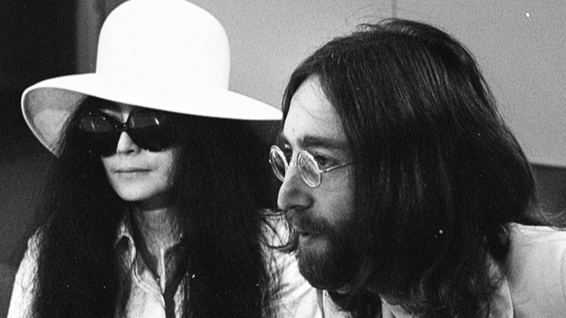 File:John Lennon en echtgenote Yoko Ono vertrekken van Schiphol naar Wenen in de vert, Bestanddeelnr 922-2496 (cropped).jpg