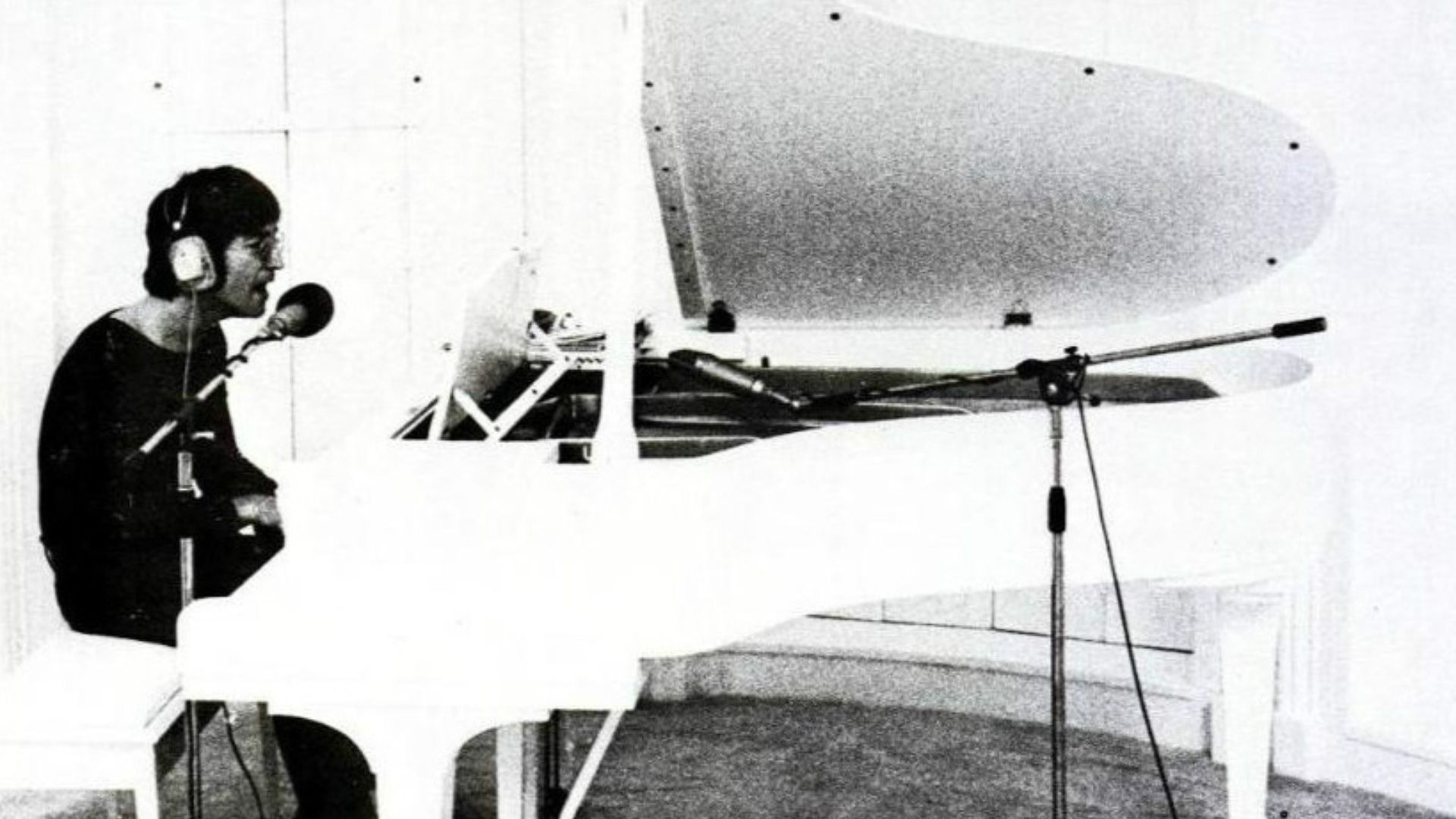 File:John Lennon Imagine 1971 crop.jpg