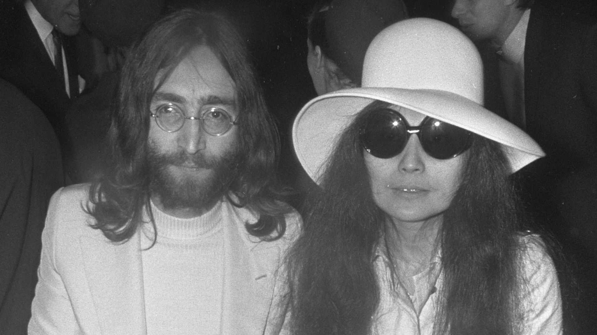 File:John Lennon en echtgenote Yoko Ono vertrekken van Schiphol naar Wenen in de vert, Bestanddeelnr 922-2494.jpg