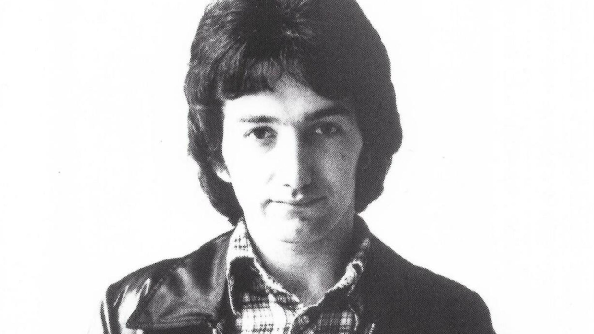 File:Queen News Of The World (1977 Press Kit Photo 07) John Deacon.jpg