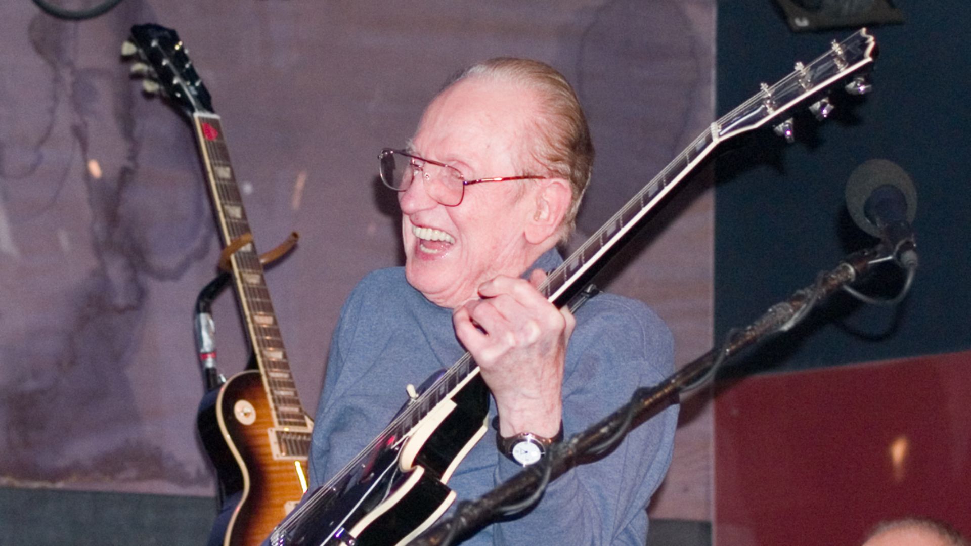 File:Les Paul laughing.jpg