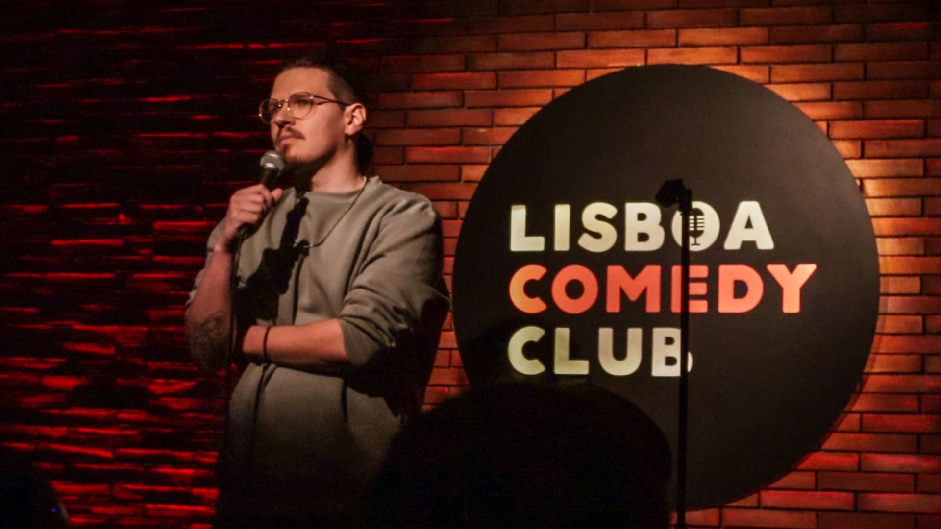 File:Kenny Simões stand-up comedy.jpg
