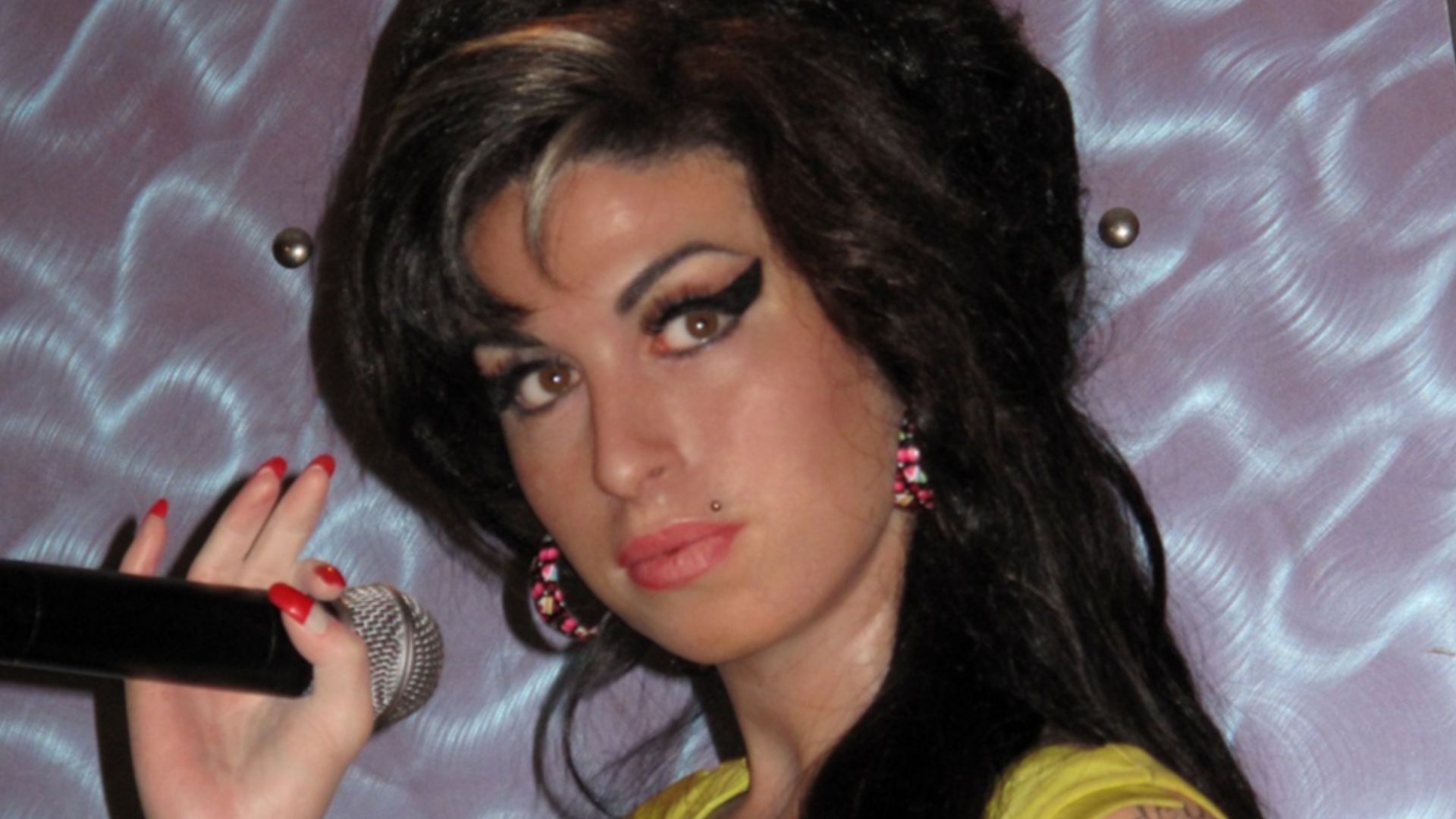 File:Amy Winehouse at Madame Tussauds.jpg