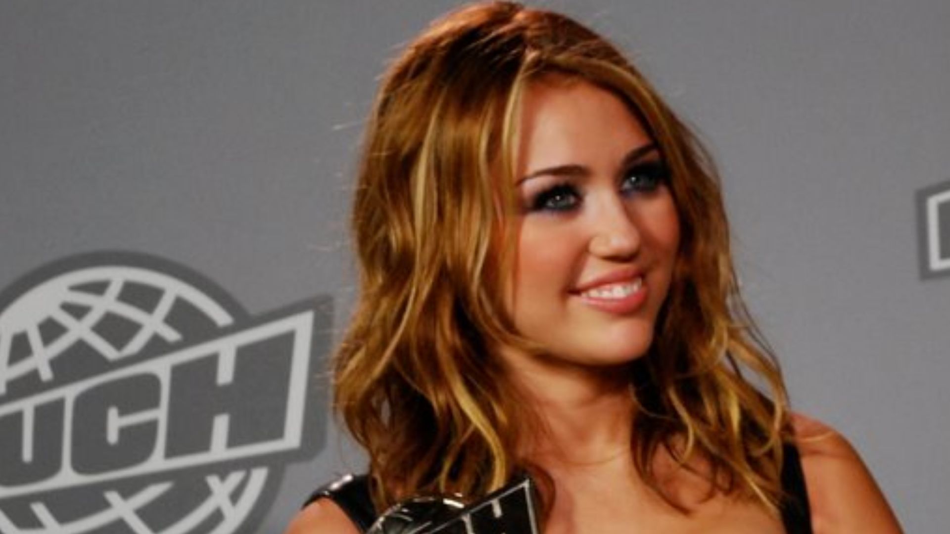 File:Miley Cyrus at 2010 MMVA with award.jpg