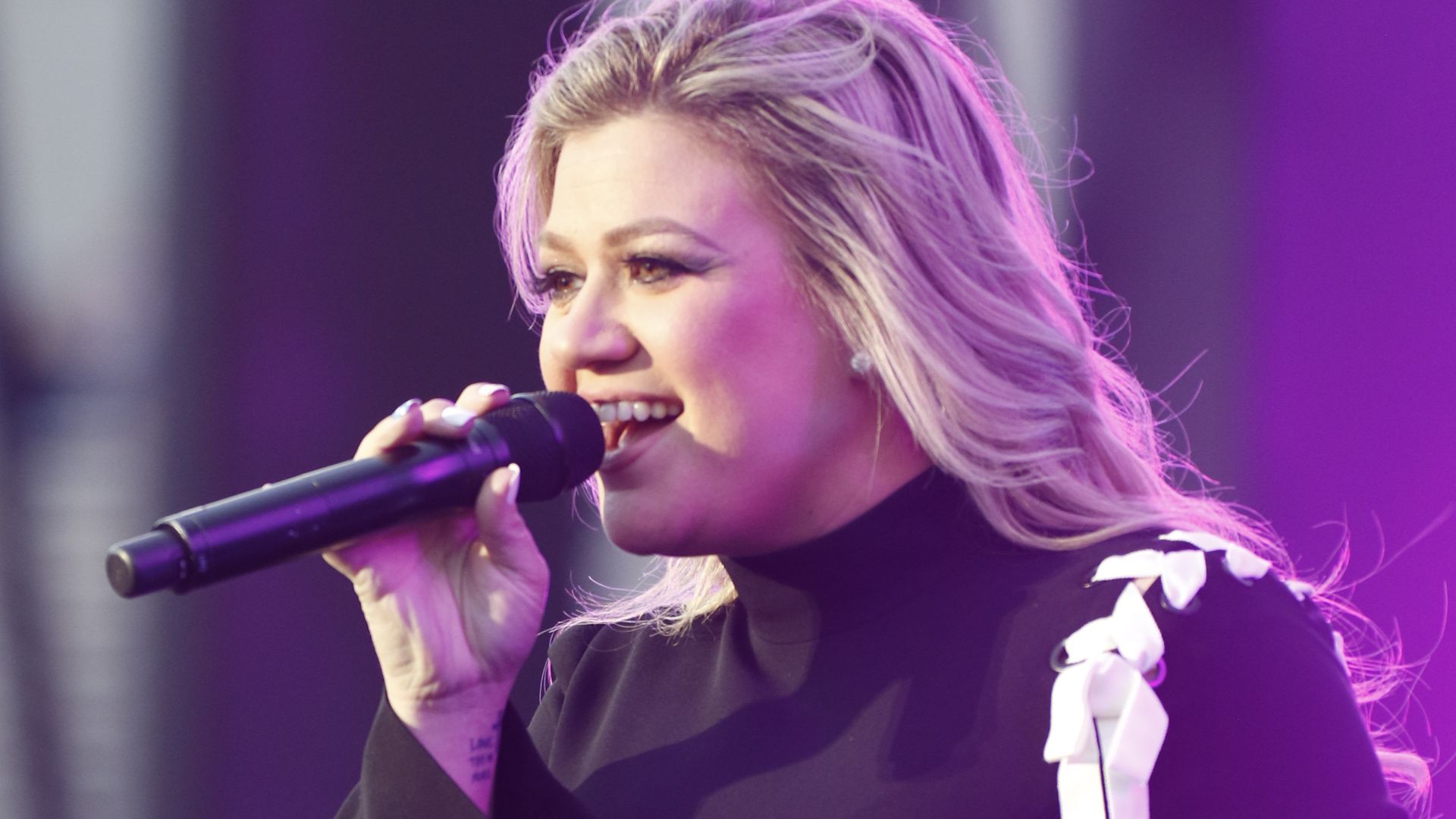 File:Kelly Clarkson 2018 DoD Warrior Games Opening Ceremony 11.jpg