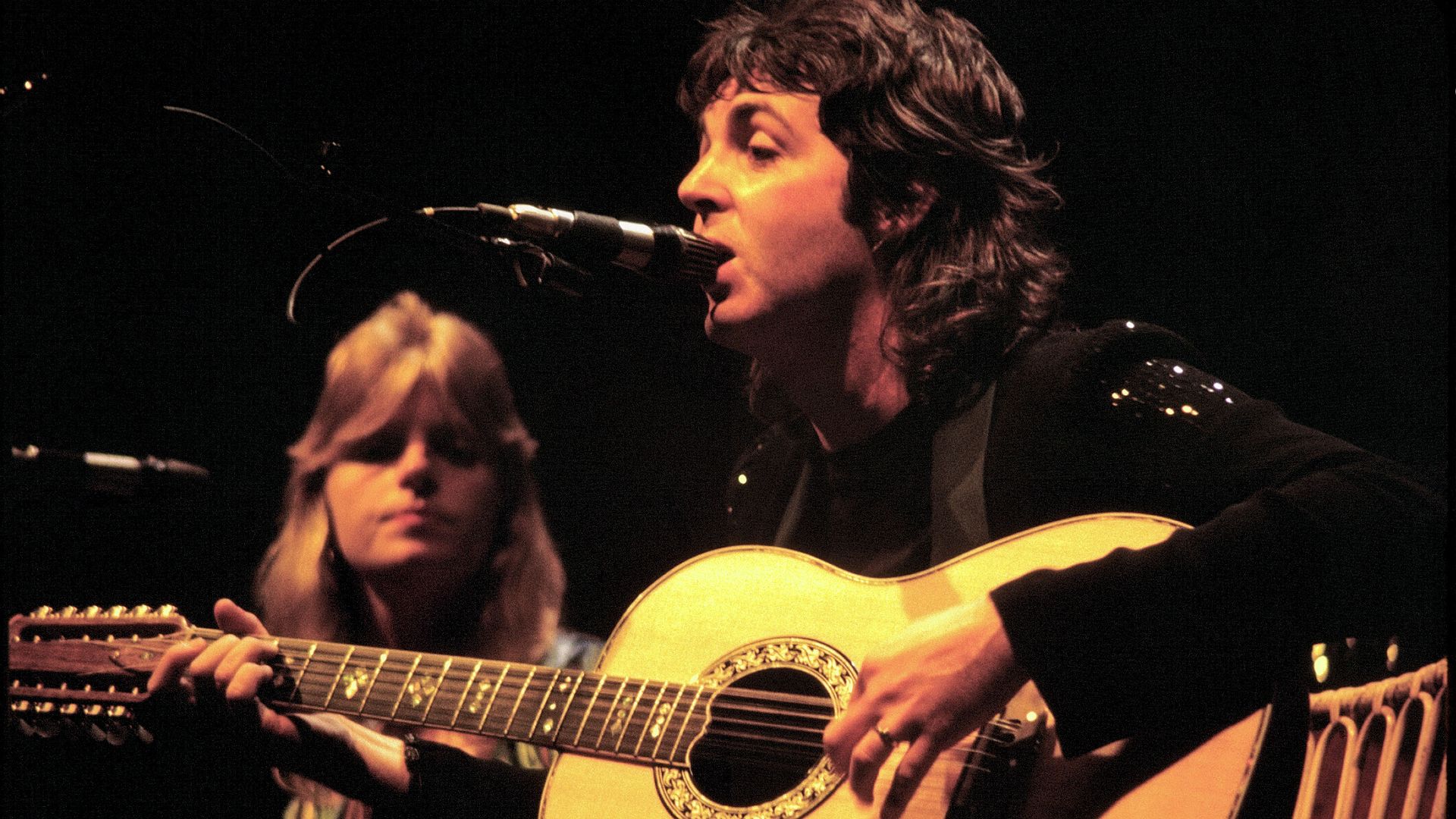File:Paul McCartney with Linda McCartney - Wings - 1976.jpg