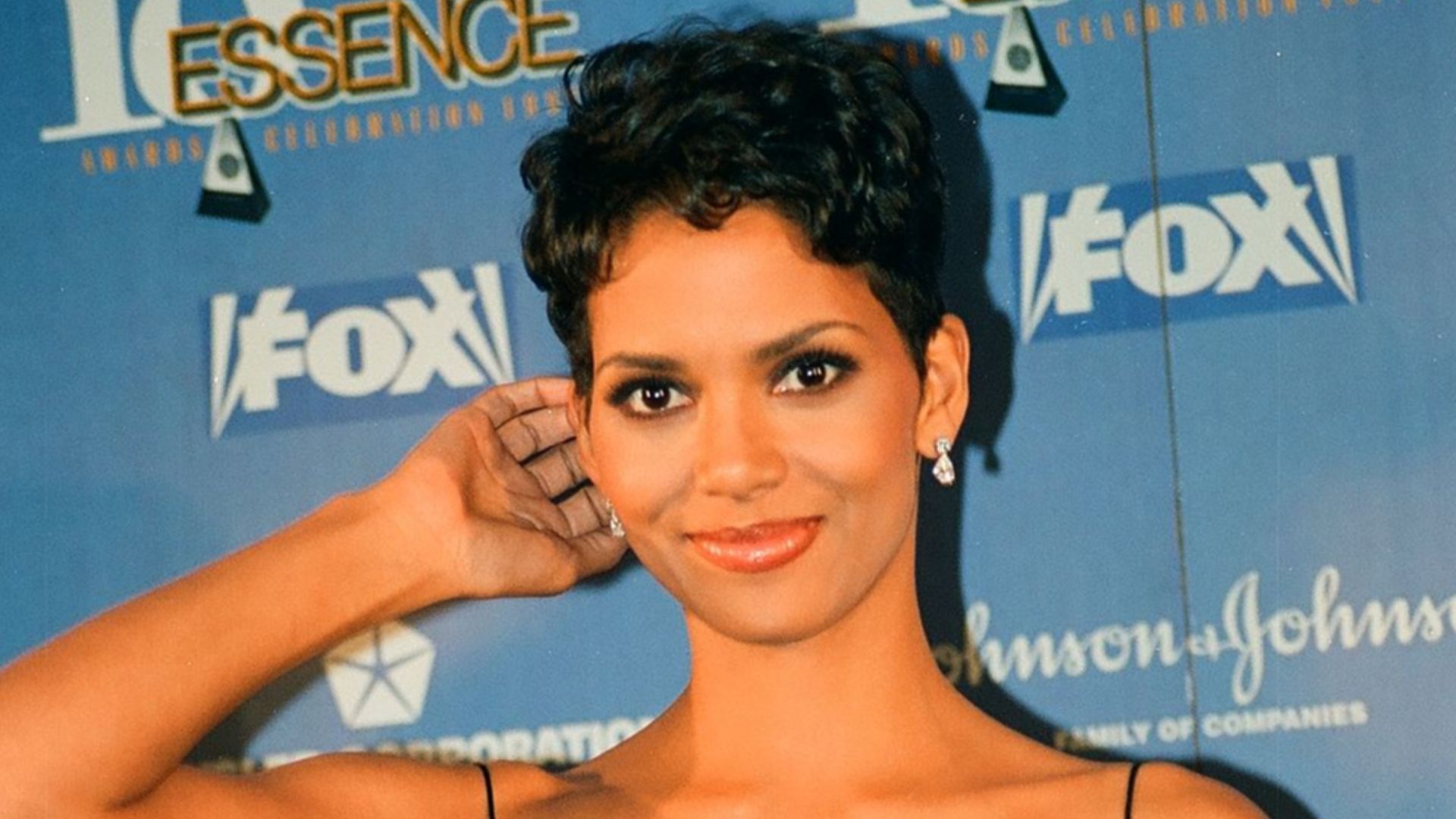 File:Halle Berry in gown Essence awards (48591893161).jpg