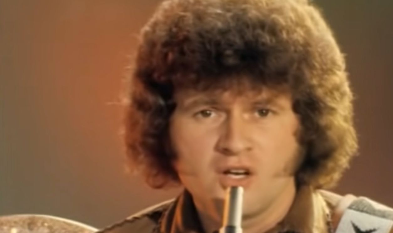 Screenshot from Seasons in the Sun (1974)