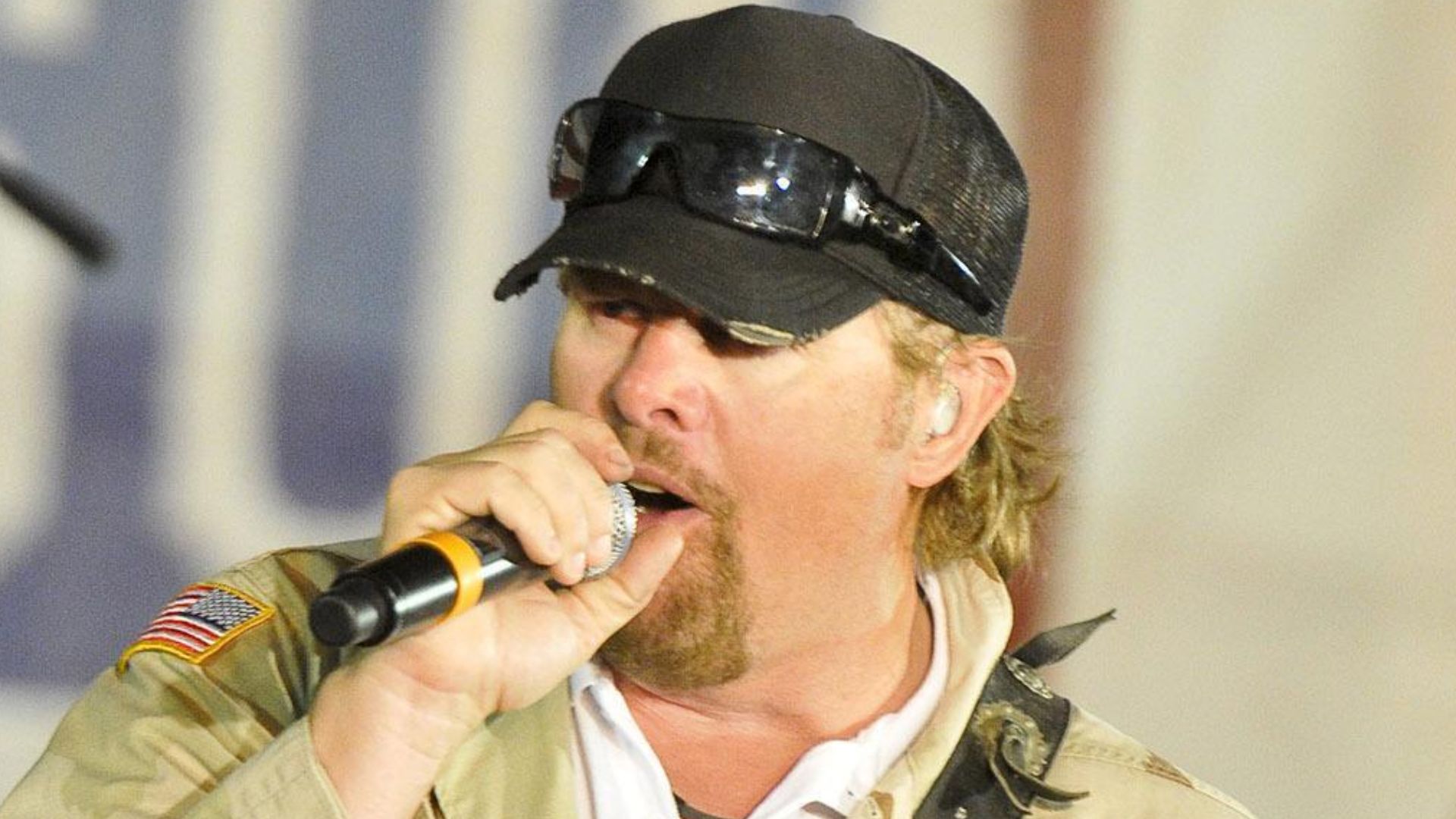 File:Toby Keith brings 'Locked and Loaded' tour to COB Speicher 110427-A-GA661-236.jpg