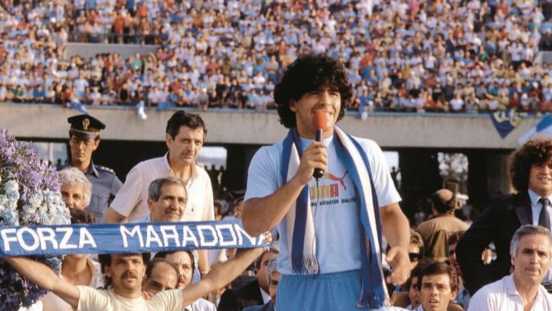 File:Maradona presentacion napoli.jpg