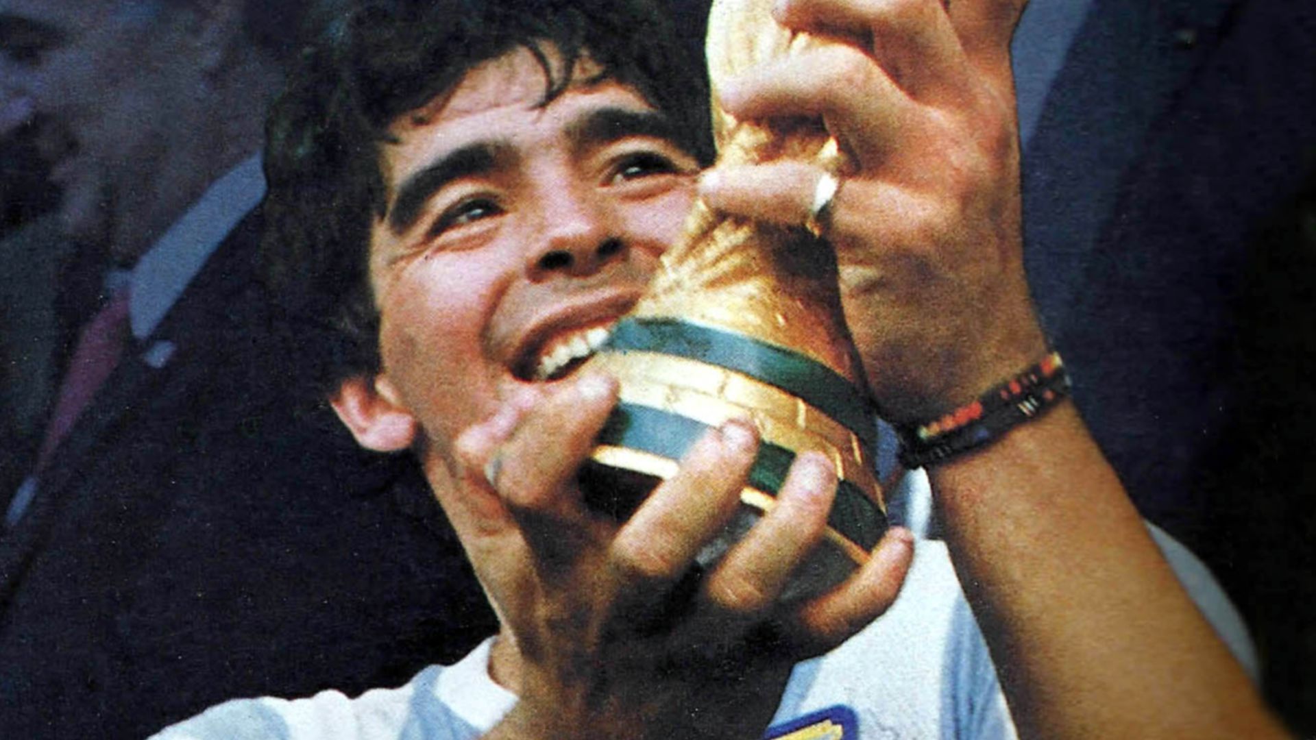 File:Maradona-Mundial 86 con la copa.JPG