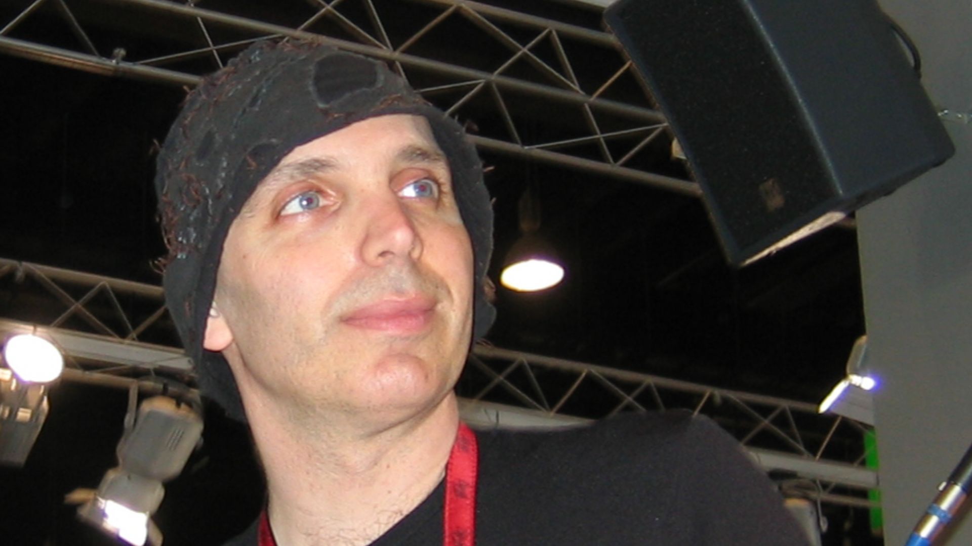 File:Joe satriani without sunglasses 2004.jpg