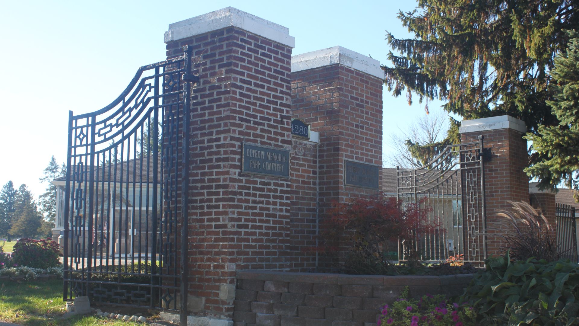 File:Detroit Memorial Park Cemetery.JPG