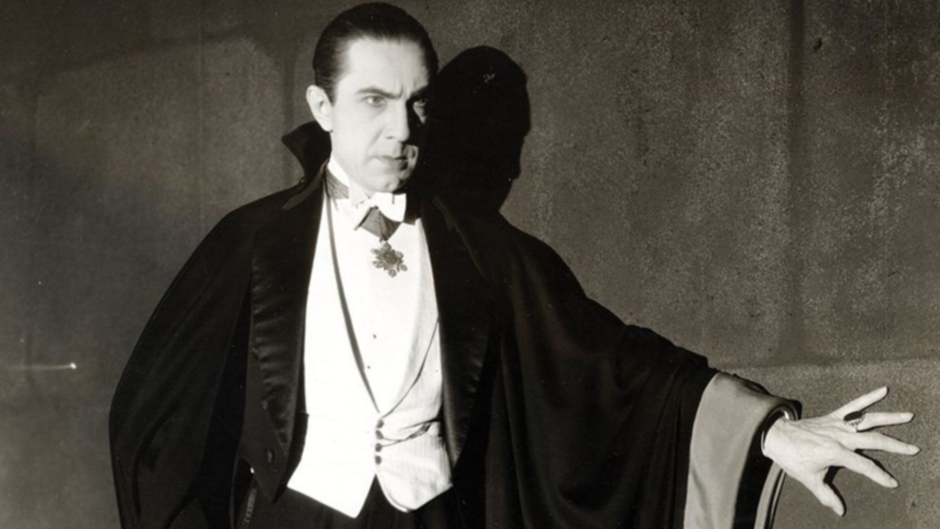 File:Bela Lugosi as Dracula, anonymous photograph from 1931, Universal Studios.jpg