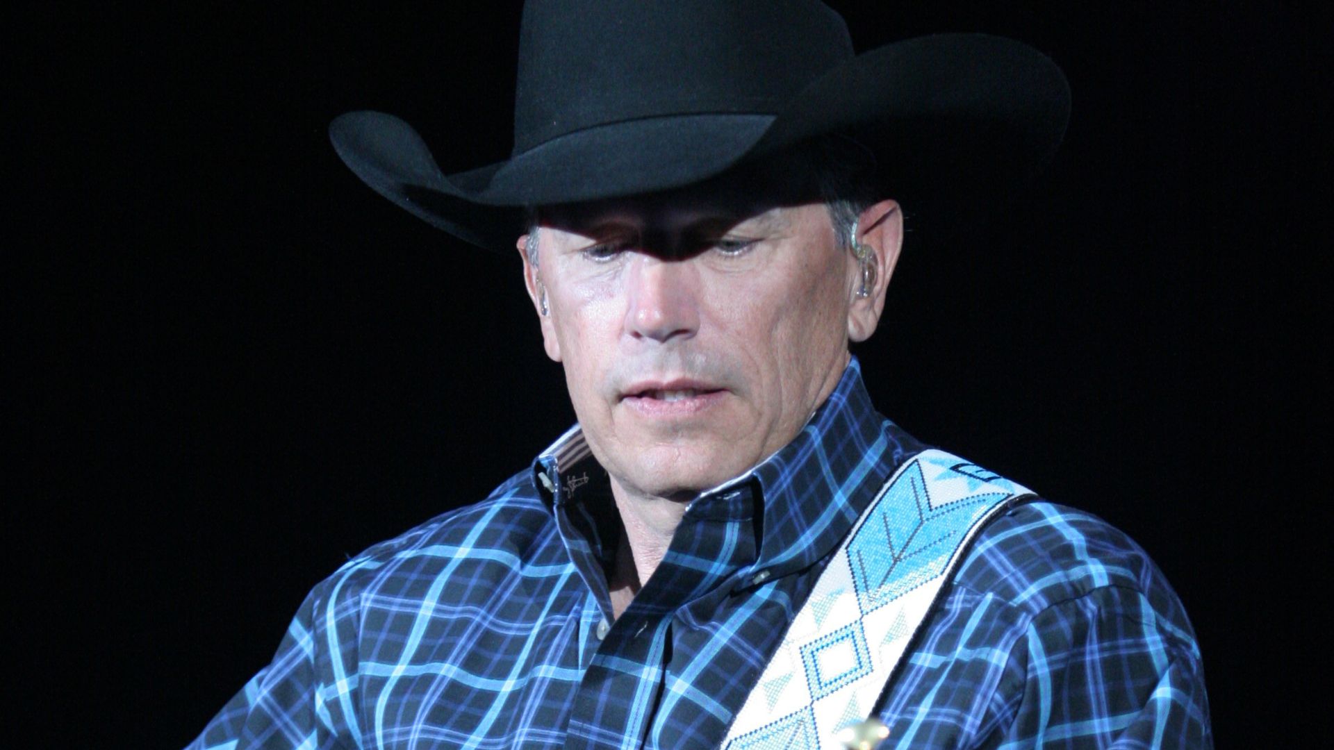 File:George Strait on stage.jpg