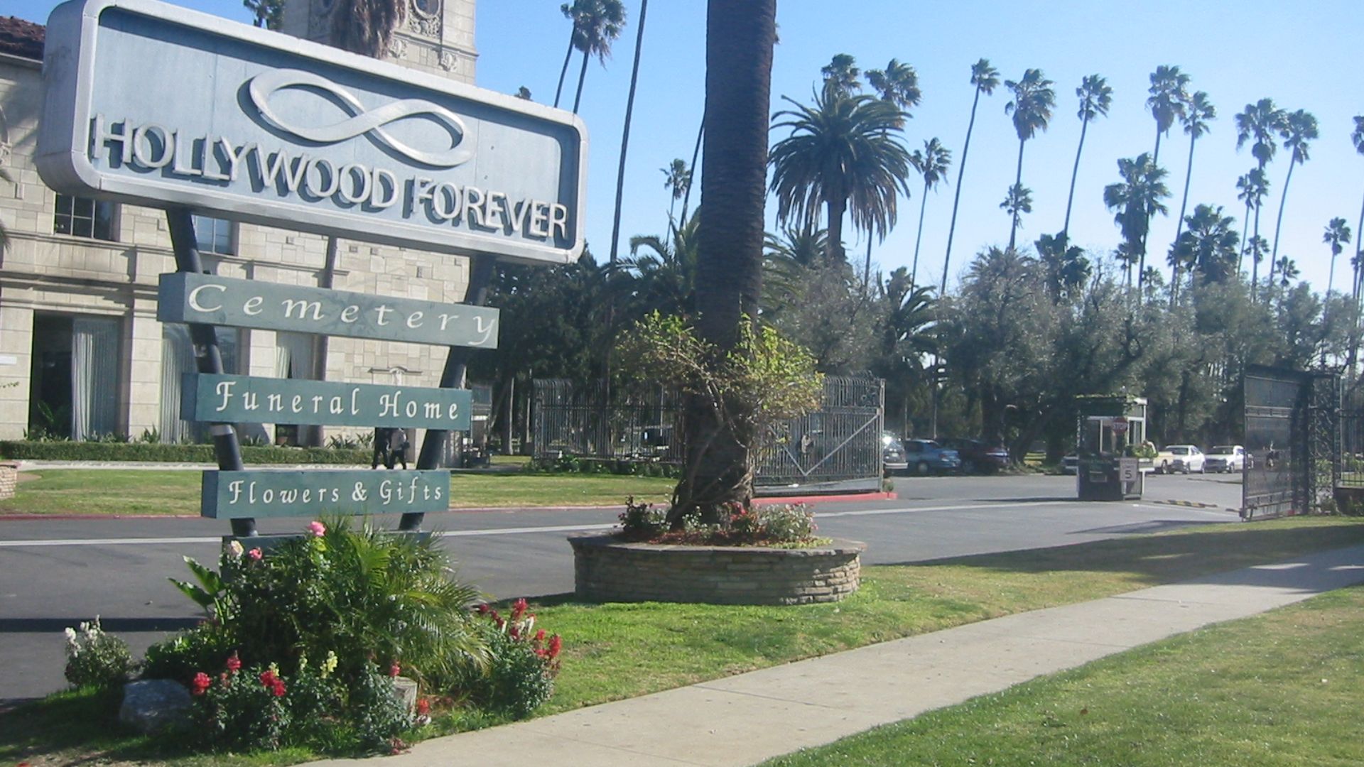 File:HollywoodForeverCemetary01.jpg