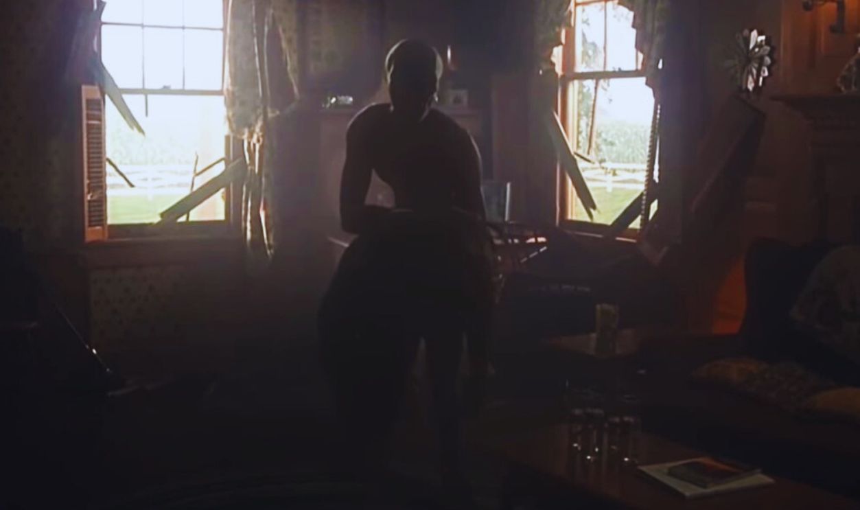 Screenshot from Signs (2002)